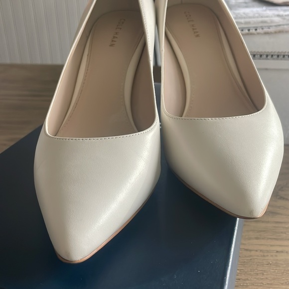 Like New - Cole Haan Gemma Logo Pump in Ivory Leather - Picture 4 of 13